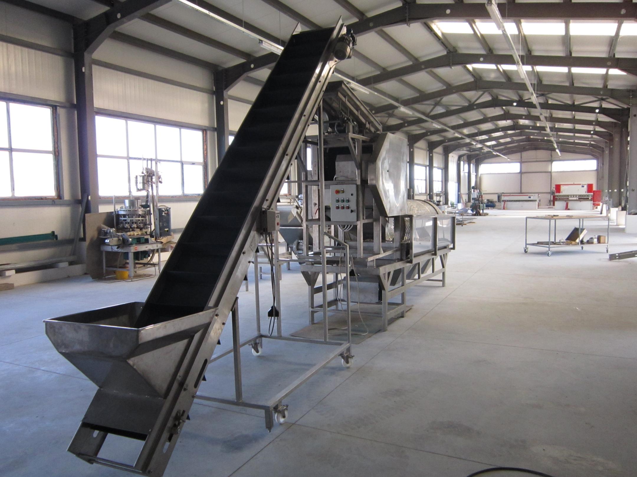 Machine for cutting and cleaning peppers from seeds with power elevator